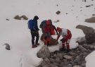عملیات نفس گیر نجات کوهنورد سقوط کرده از قله کوه کینو با تلاش نجاتگران هلال احمر