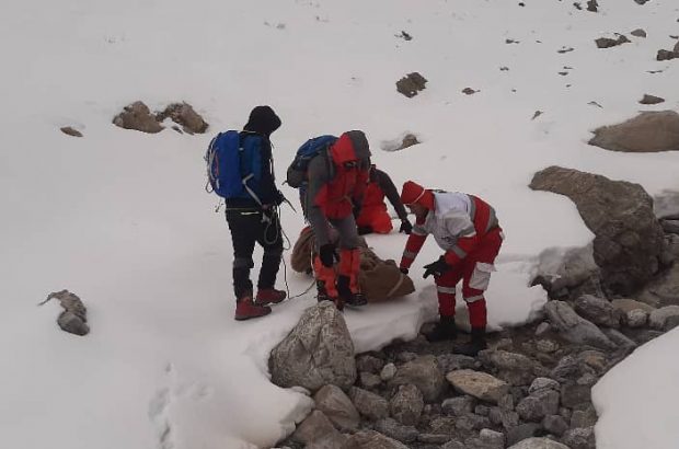 عملیات نفس گیر نجات کوهنورد سقوط کرده از قله کوه کینو با تلاش نجاتگران هلال احمر