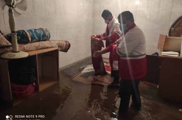 امدادرسانی نجاتگران هلال احمر به متأثرین از بارش باران در آغاجاری