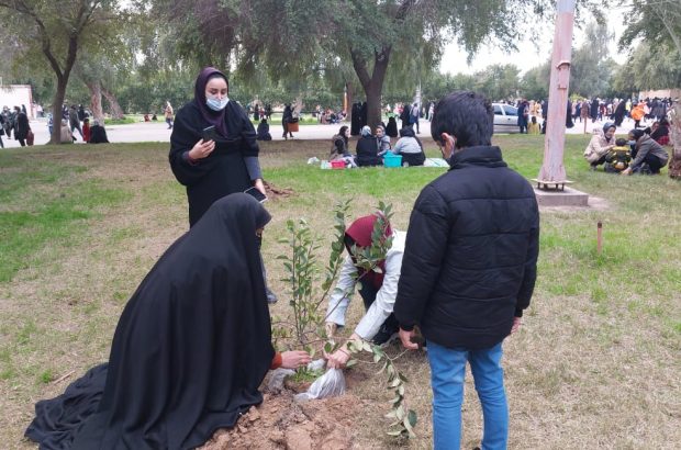 کاشت ۱۵ نهال به مناسبت هفته هوای پاک در پارک بعثت شوشتر