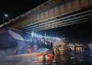 امدادرسانی تیم امدادساحلی هلال‌احمر به مسافران شناور برخورد کرده به پل جهان آرا خرمشهر