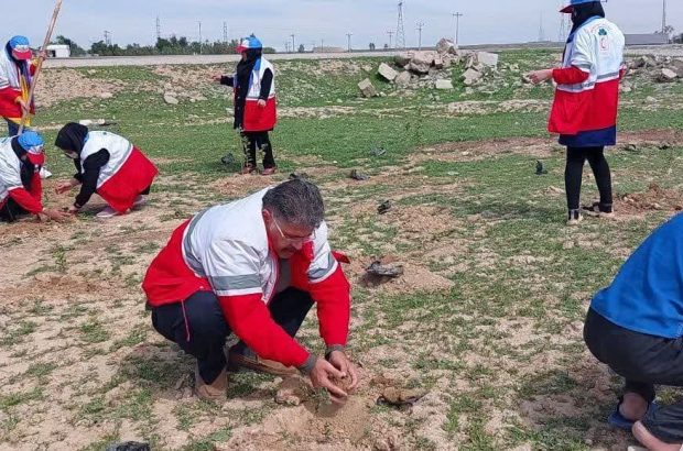 کاشت ۲۰۰ اصل نهال توسط اعضای جوانان، امدادگران و داوطلبان جمعیت هلال احمر شوشتر به مناسبت یکصد سالگی تشکیل جمعیت هلال احمر