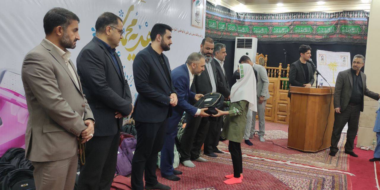 بمناسبت رحلت پیامبر اعظم (ص) طرح هدیه محمدی که در قالب توزیع ۲۰۰۰ کوله پشتی بهمراه لوازم التحریر به کم برخورداران استان خوزستان توسط موسسه خیریه شهدای شمخانی/گزارش تصویری