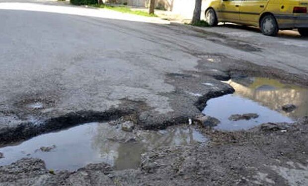  وضعیت نامناسب آسفالت خیابان بنفشه در کوی فرهنگیان اهواز