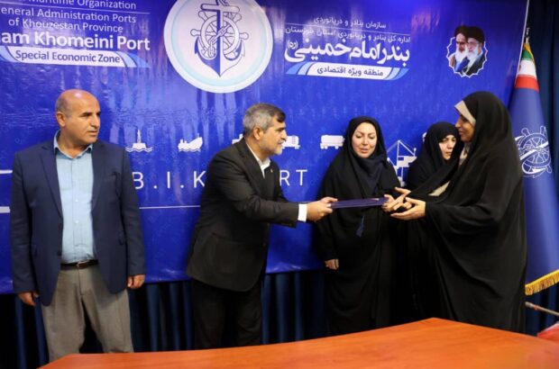 قدردانی از بانوان شاغل در حوزه حجاب برتر در مجتمع بندری امام خمینی(ره)