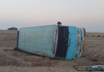 ۱۴ مصدوم در حادثه انحراف از جاده مینی‌بوس در محور آبادان – ماهشهر