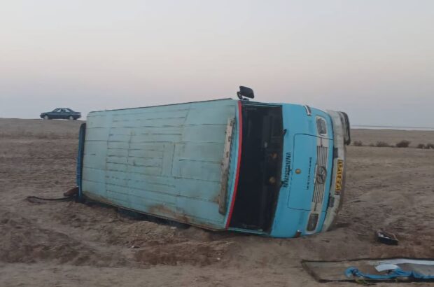 ۱۴ مصدوم در حادثه انحراف از جاده مینی‌بوس در محور آبادان – ماهشهر