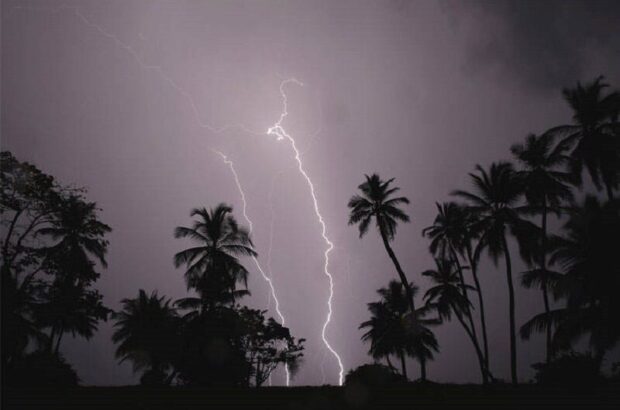 رگبار باران و رعد و برق در راه خوزستان