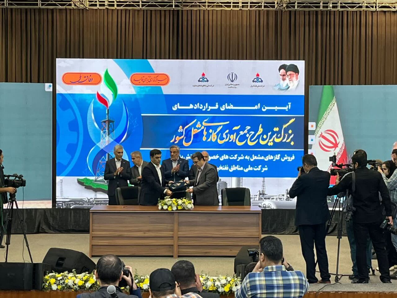 امضای قراردادهای بزرگترین طرح جمع آوری گازهای مشعل کشور در اهواز امضای قراردادهای بزرگترین طرح جمع آوری گازهای مشعل کشور در اهواز