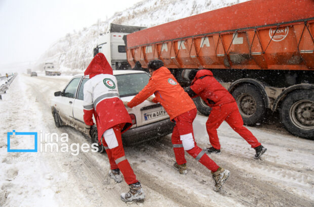 امدادرسانی به ۲۷۶ نفر گرفتار در برف و کولاک محور اندیکا