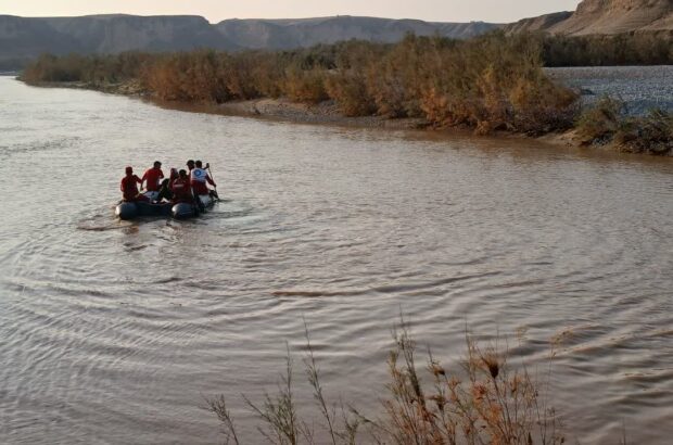 پیکر جوان غرق شده در سیلاب هفته گذشته منطقه بتوند مسجدسلیمان  از آب بیرون کشیده شد