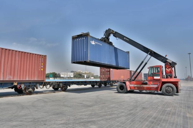 حمل ریلی مواد اولیه سیمان از دورود به شلمچه و منطقه اروند آغاز شد