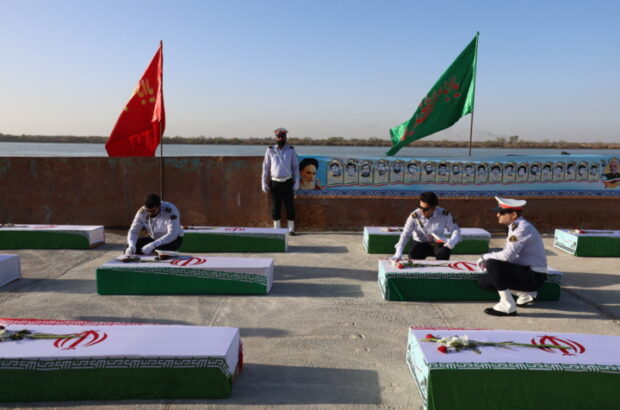 پیکر مطهر ۸۵ شهید دوران دفاع مقدس از مرز آبی اروندرود وارد کشور شد