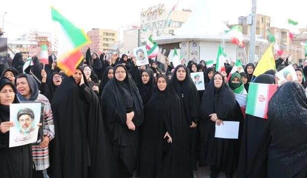 تا به زانو در آوردن دشمن مبارزه را ادامه می‌دهیم/ مردم میدان را ترک نکنند