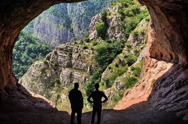 نشانه گذاری مسیر دسترسی به غار ۲۳۰ هزار ساله دربند رودبار با تابلوهای راهنمایی چوبی