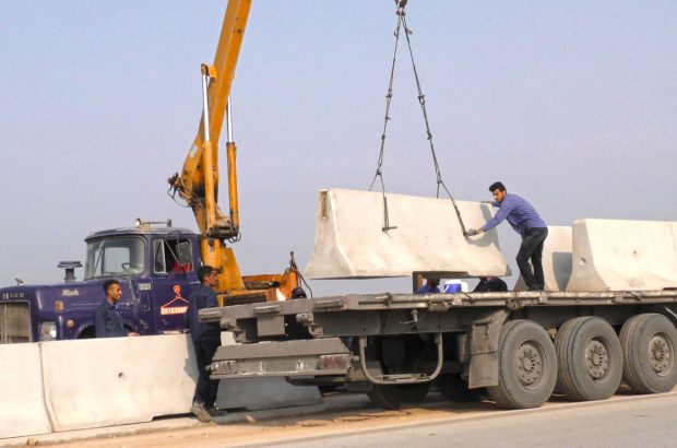 در راستای مسئولیت‌های اجتماعی صنعت نیشکر؛ جاده اهواز-آبادان با «نیوجرسی»‌های ساخت نیشکر ایمن می‌شود