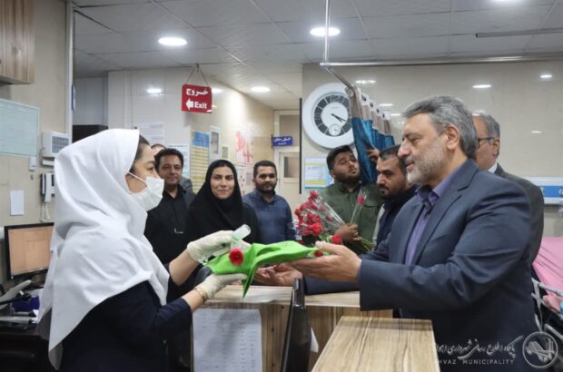 تجلیل شهردار اهواز از پرستاران همزمان با روز پرستار و عیادت از بیماران   تجلیل شهردار اهواز از پرستاران همزمان با روز پرستار و عیادت از بیماران