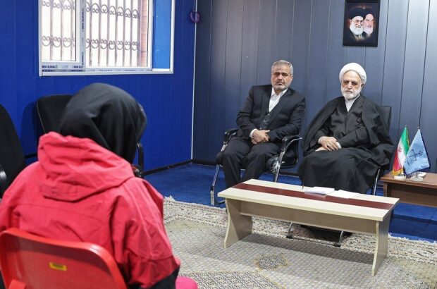 قوه قضاییه: الزام زنان به استفاده از چادر مطابق بخشنامه سازمان زندان‌ها ممنوع است